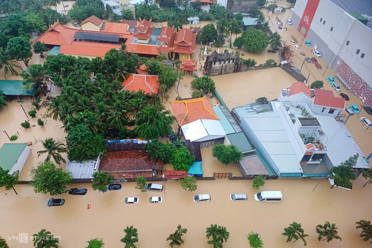 Nha Trang ngập nặng, có nơi gần 2m