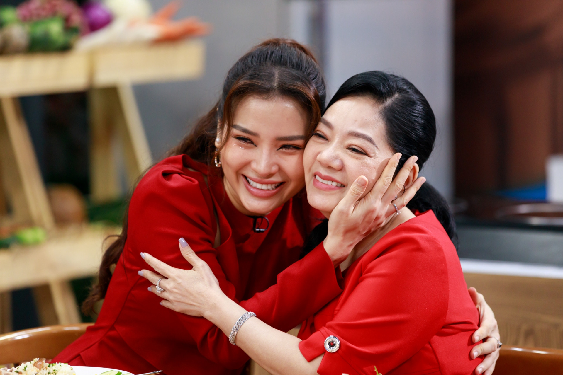 Mẹ không cho học tiếp nếu tôi từ chối cưới anh ở tuổi 20