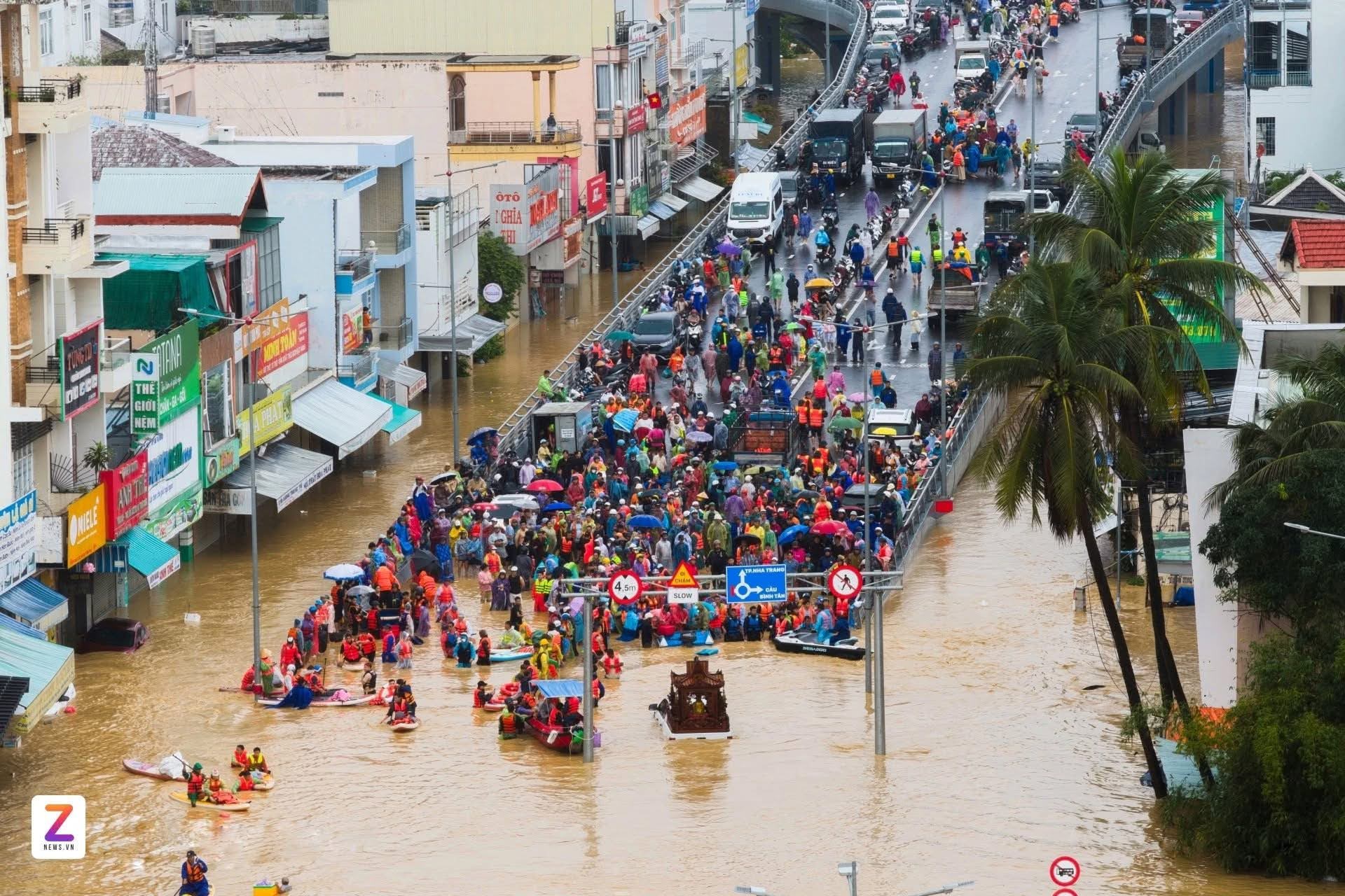 Tây Nha Trang chìm trong biển lũ: những ngày dài như tận thế