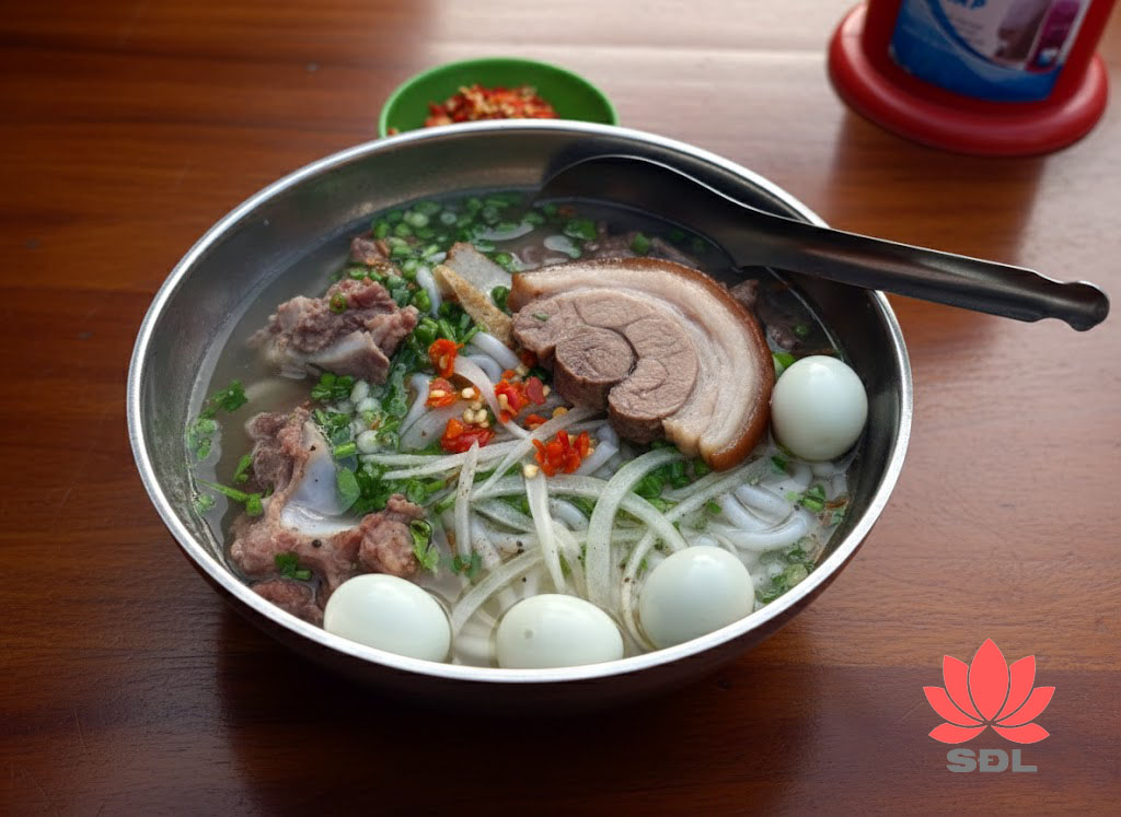 Một tô có thêm khoanh giò