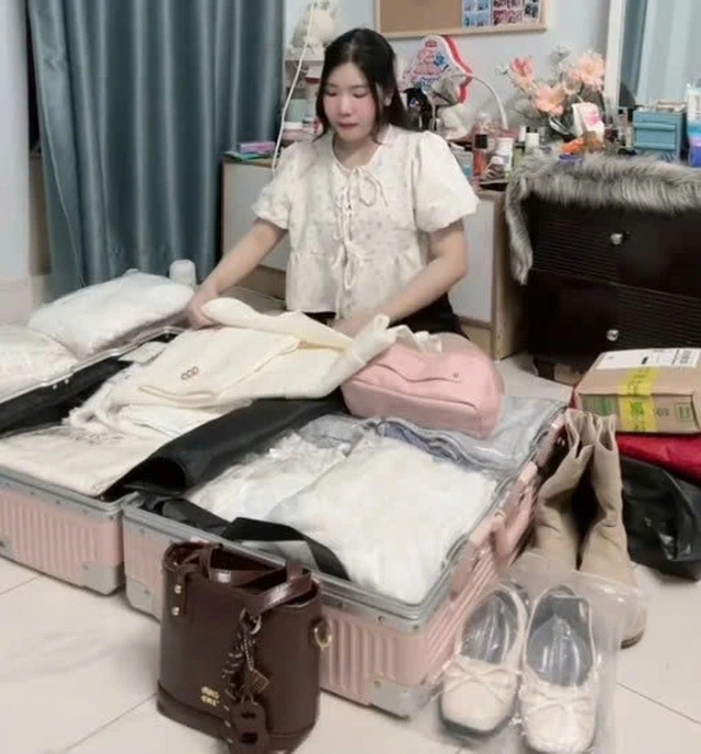 Thu đã chuẩn bị mọi thứ cho chuyến du lịch Đà Lạt, nhưng sau đó phải tạm hoãn