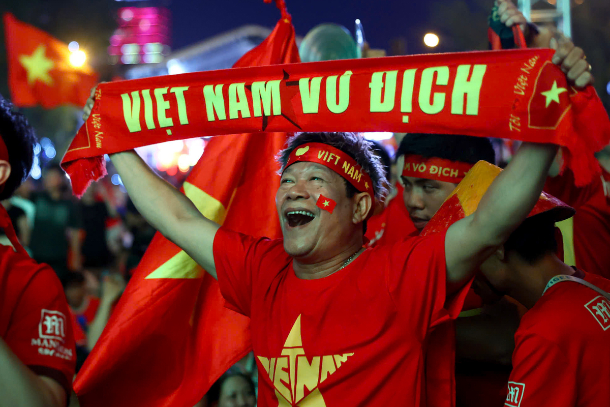 Bùng nổ cảm xúc khi tuyển Việt Nam vượt lên dẫn 3-2 trước Thái Lan